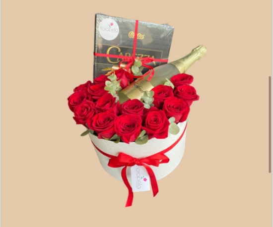Imagen de Arreglo de flores - Caja con 15 rosas+Champagne+Chocolates