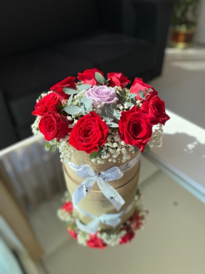 Imagen de Arreglo de rosas en box de arpillera