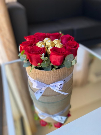 Imagen de Arreglo de rosas y chocolates en box de arpillera