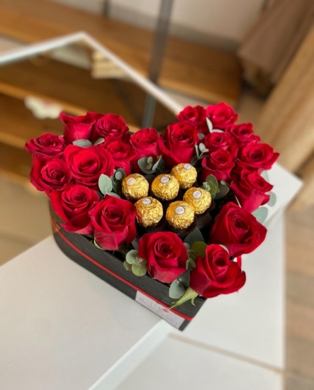 Imagen de Flores en forma de corazón con rosas y chocolates