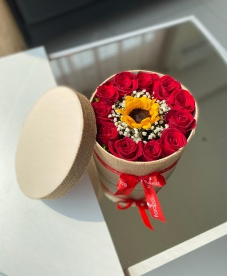 Imagen de Box con rosas y girasol